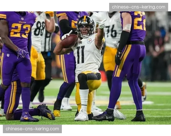 特写：传奇门将马克-安德烈·弗勒里赛后向匹兹堡球迷挥手告别